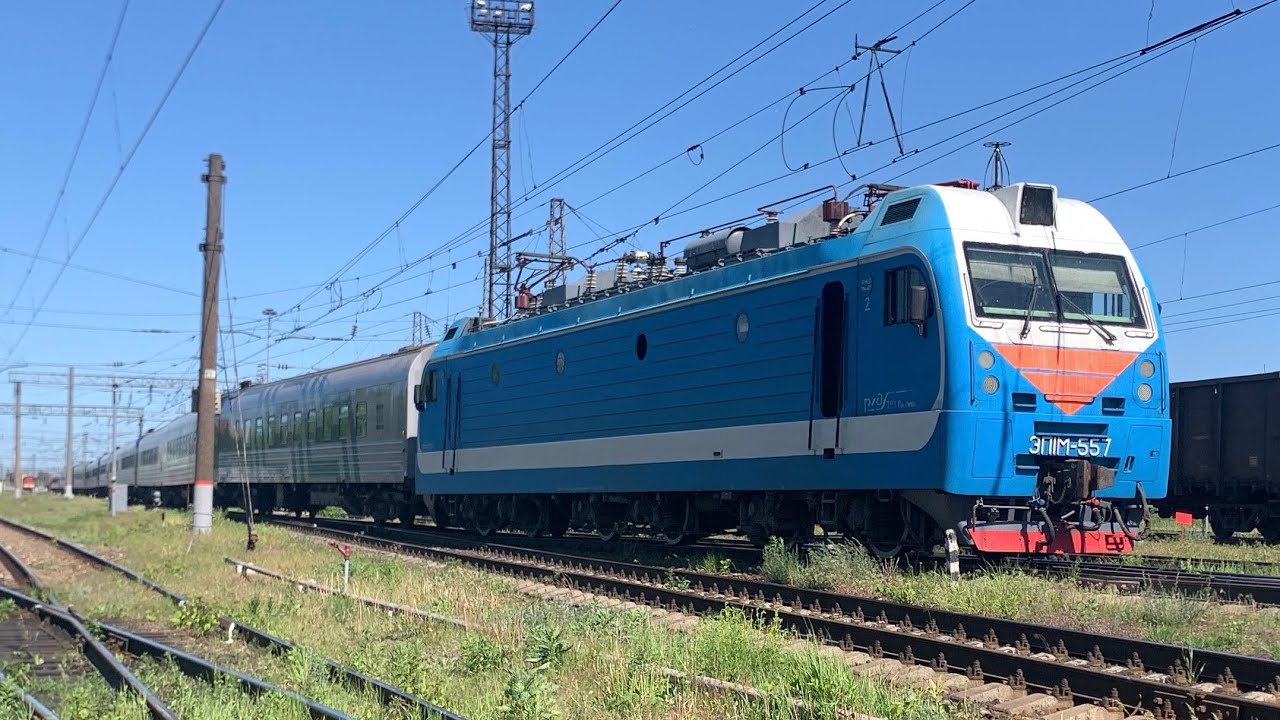 Электровоз ЭП1М-557 с поездом №18 Москва - Симферополь