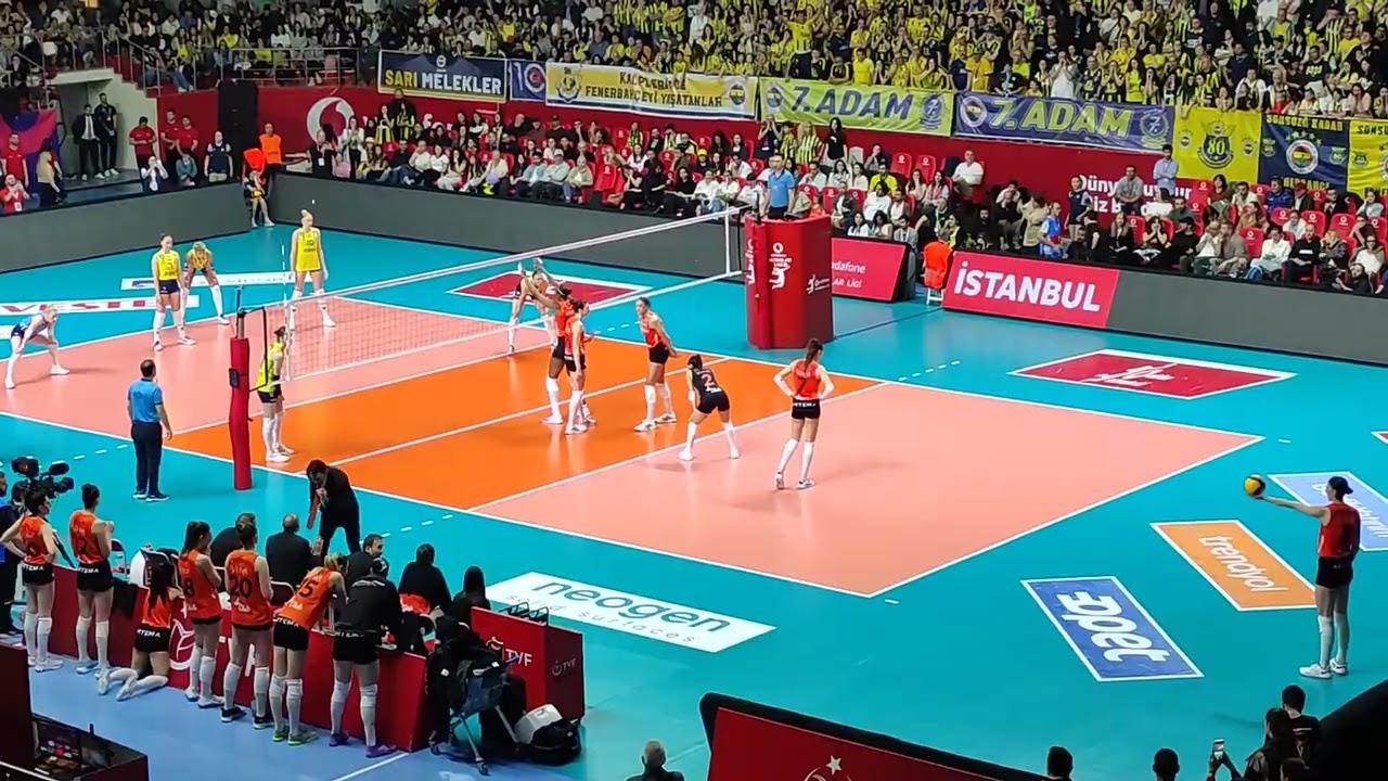 Fenerbahçe, taraftarının desteğiyle Eczacıbaşı'nın set sayılarını çevirerek şampiyonluğa ulaşır