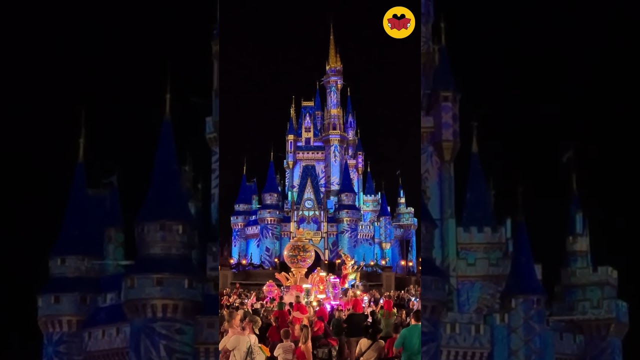 Goofy is here at Mickey's Very Merry Christmas Party! #Mouseterclass