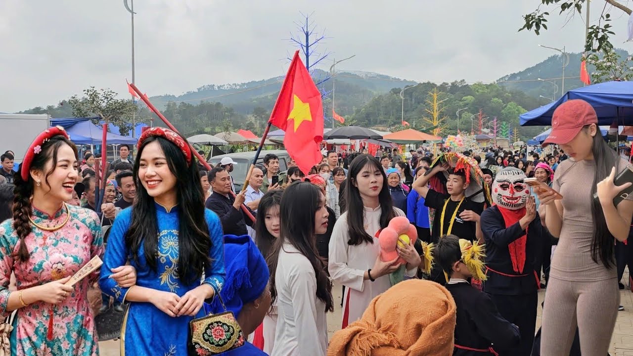 KHÁM PHÁ HỘI HÁNG ĐẮP ĐÔNG VUI NHỘN NHỊP LỘ DIỆN DÀN GÁI XINH NHƯ HOA NHÌN LÀ MÊ