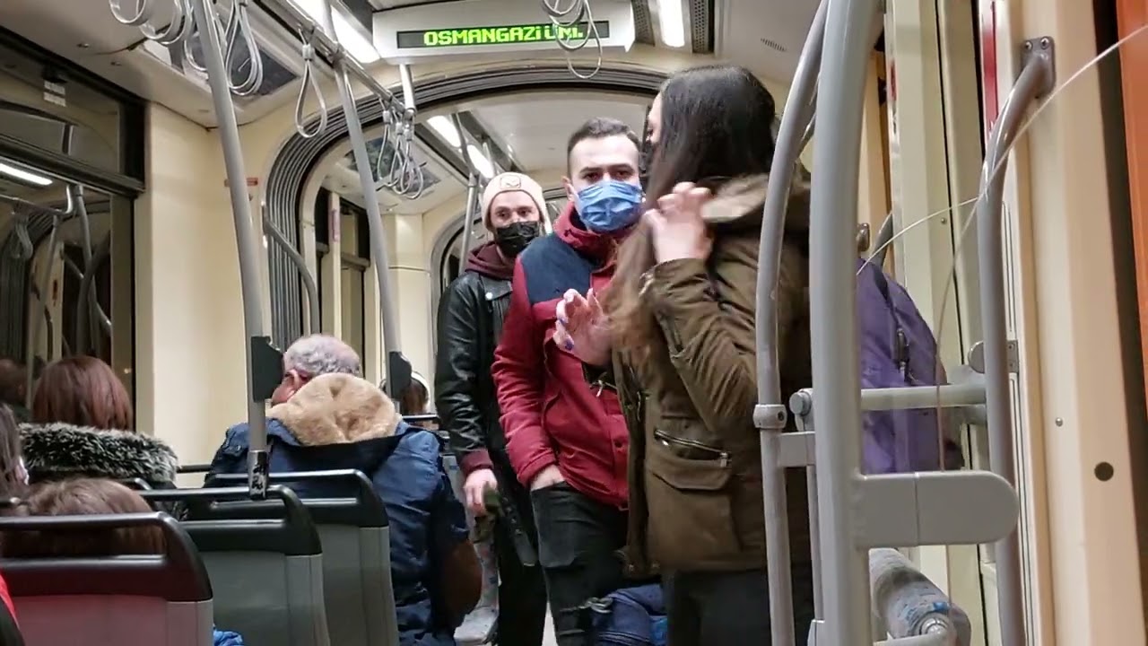 Tramvay da müzik yapan gençler.  Eskişehir de sanat heryerde. SSK - OGÜ HATTI  saat 19:15