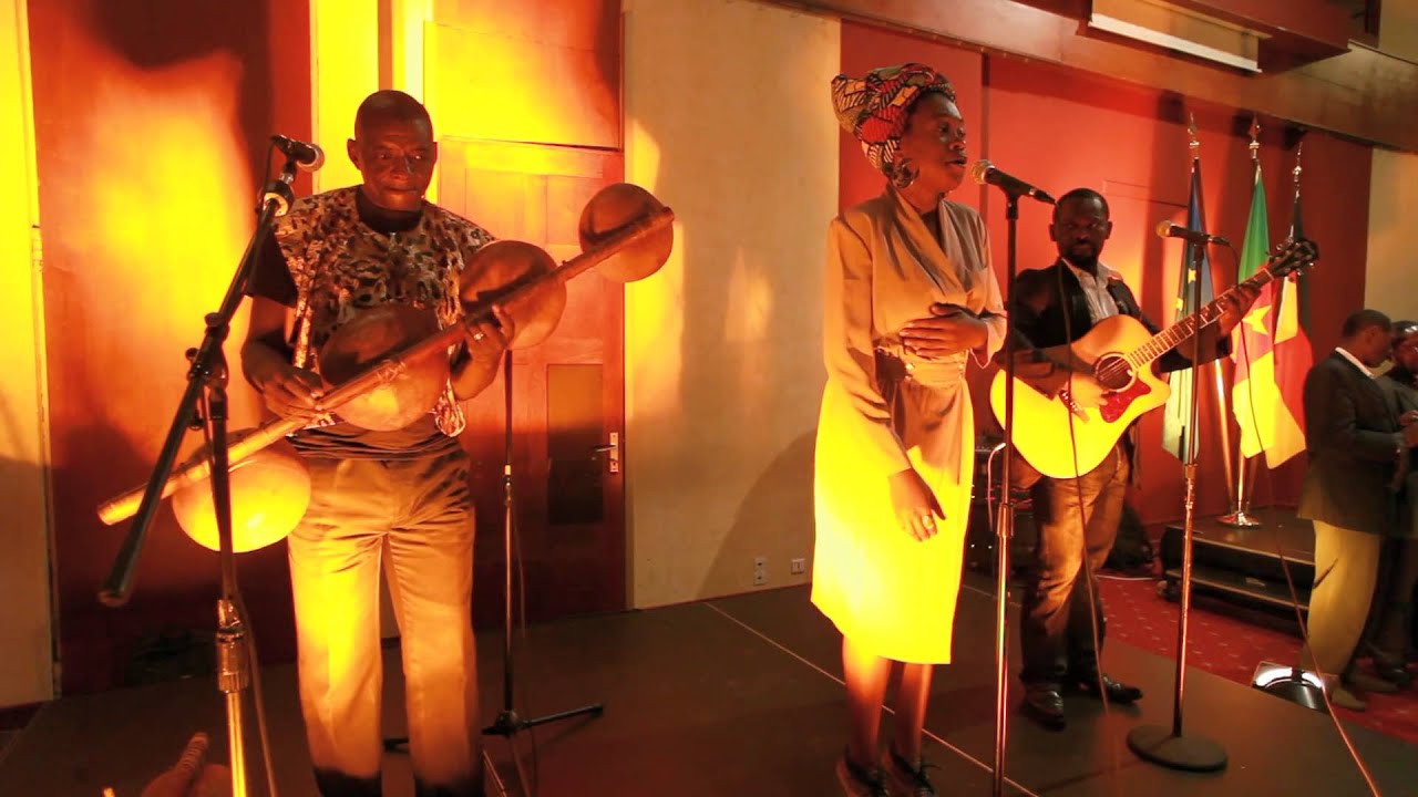 Hymne national camerounais accompagn&eacute; du mvet