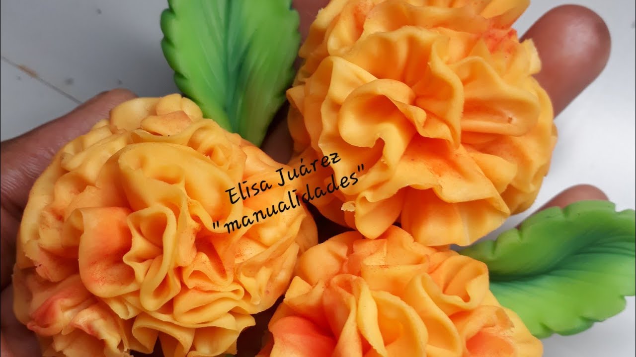 Flor de cempasúchil en porcelana fría