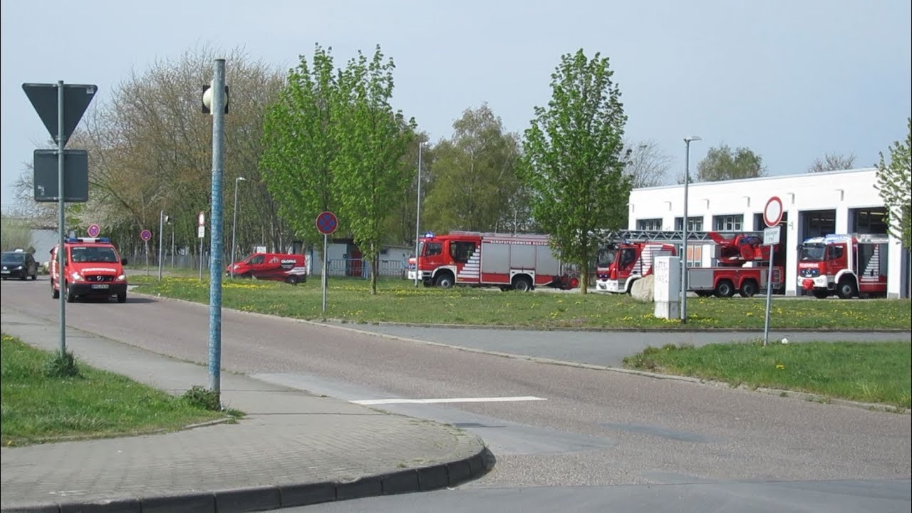 [Großeinsatz bei Feuerwache 2] Löschzug Berufsfeuerwehr Rostock Feuerwache 2 [Einsatzfahrt]
