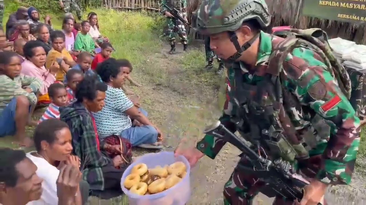 Anggota Satgas Yonif Beruang Berbagi Sembako Di Kampung Polimo Kabupaten Yahukimo, Papua Pegunungan