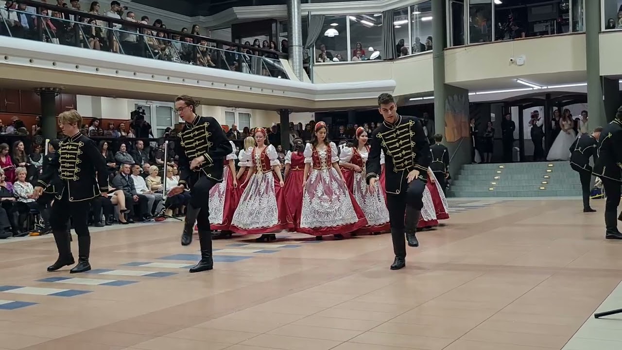 Moncsi szalagtűző ünnepsége - palotás