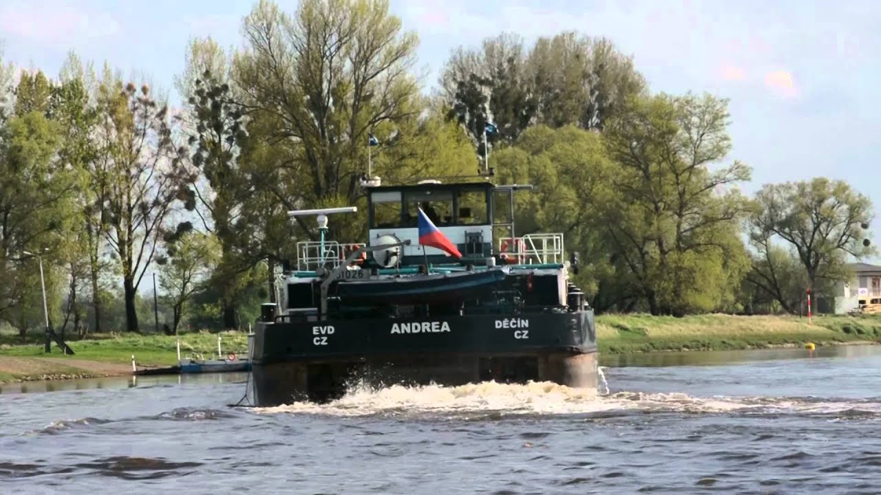 Lastschiff Andrea passiert Coswig (Anhalt)