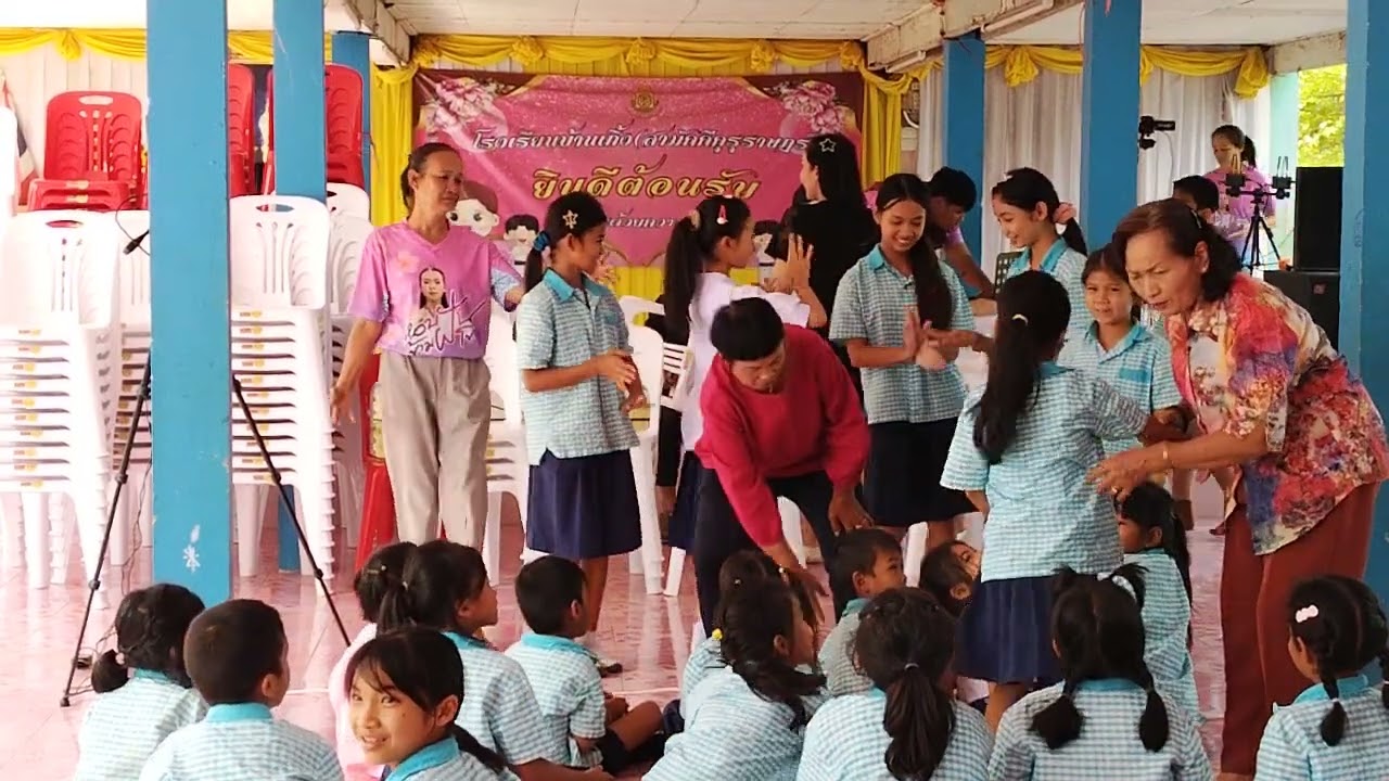 นักเรียนสนุกมากกับน้องธิดาลาว