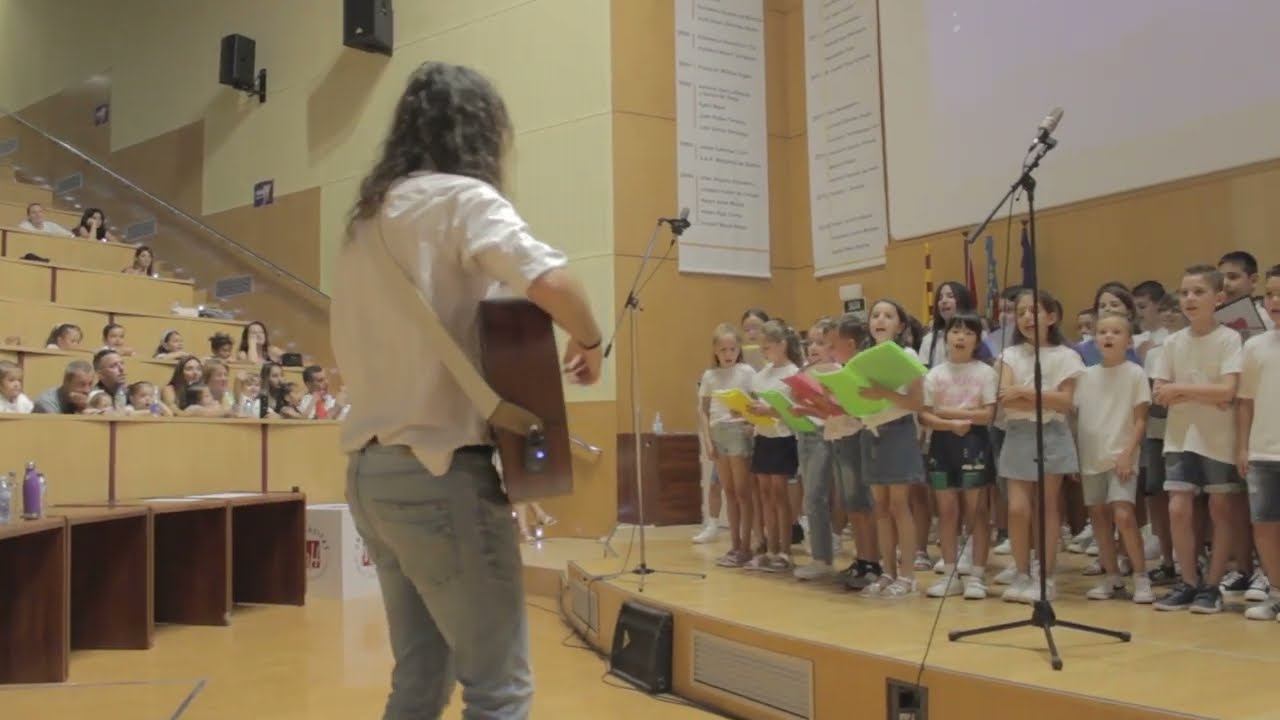 Coro Colegio Academia Luis Vives - Hijo de la Luna (Mecano)