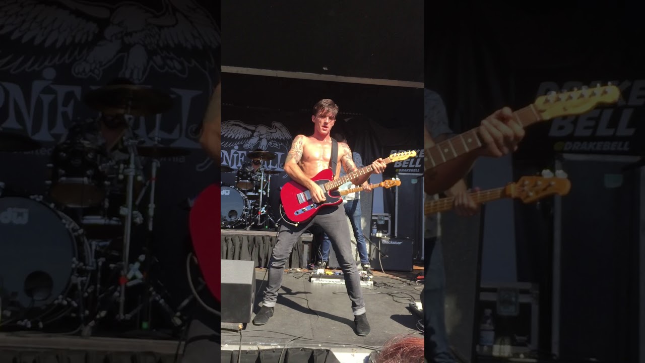 Drake Bell sings Drake and Josh theme song live at Carter High School