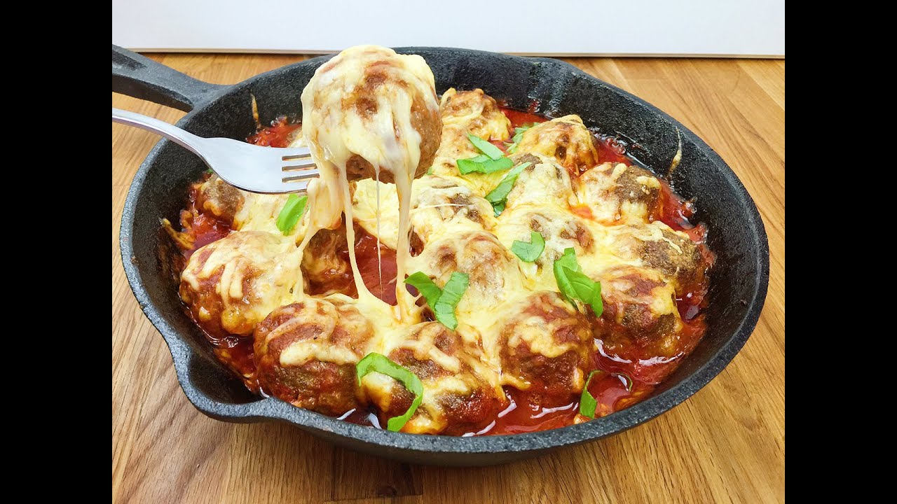 Überbackene Hackbällchen mit Tomatensauce und Käse / Meatballs / Köfte