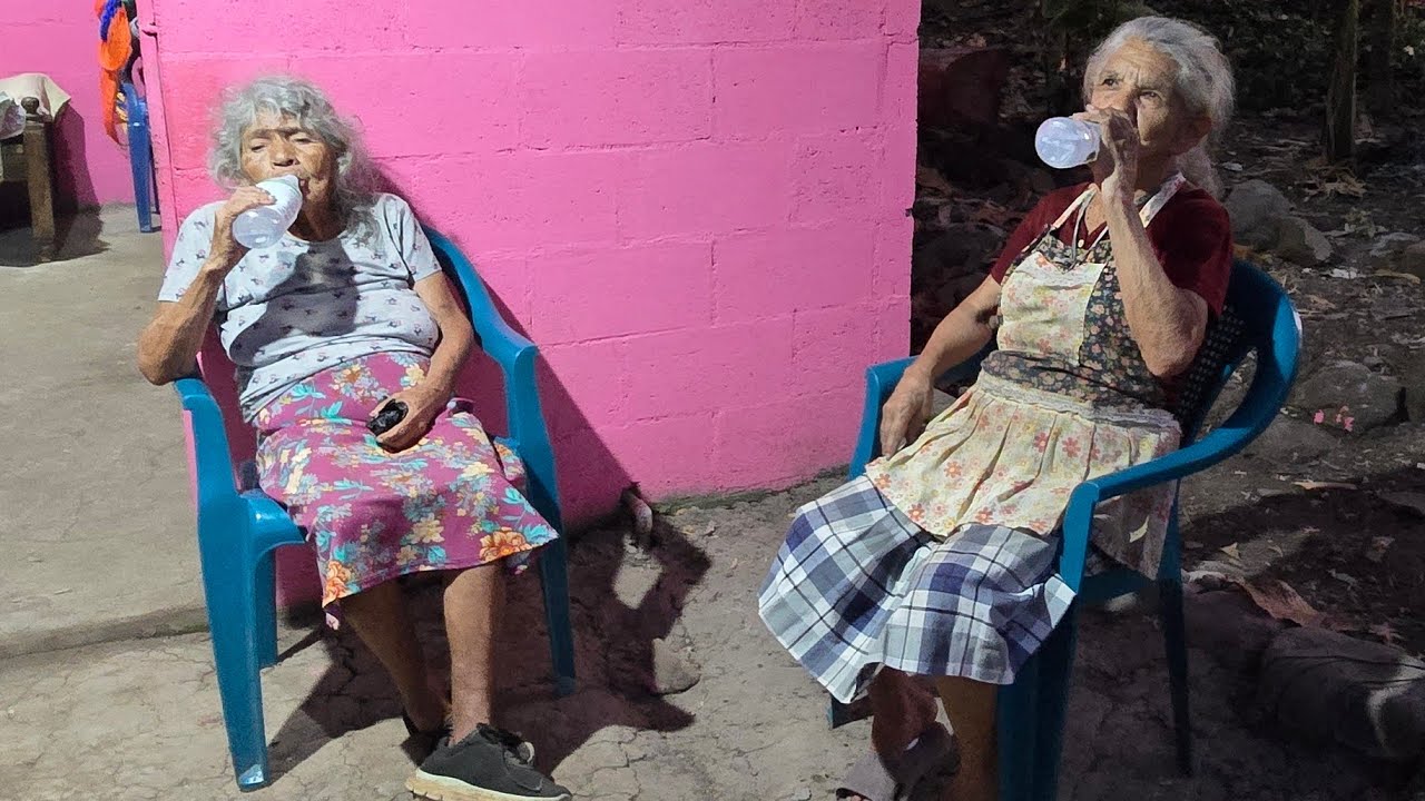 Juanita y Conchita necesitan un inodoro limpio donde hacer sus necesidades 