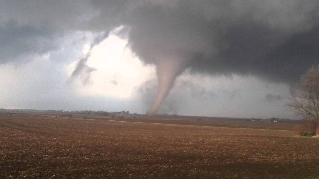 Very beginning of EF4  tornado near Rochelle April 9, 2015