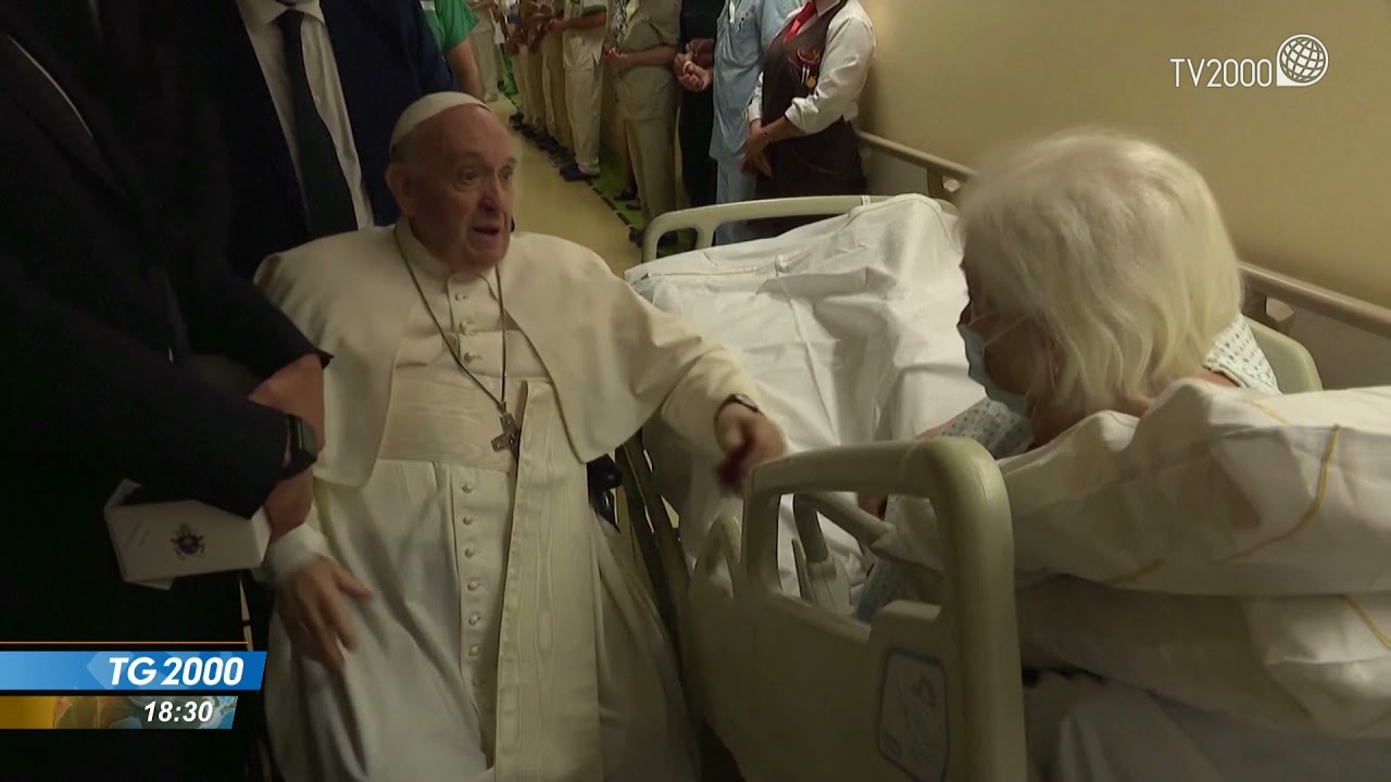 Papa Francesco esce dal Gemelli e torna in Vaticano