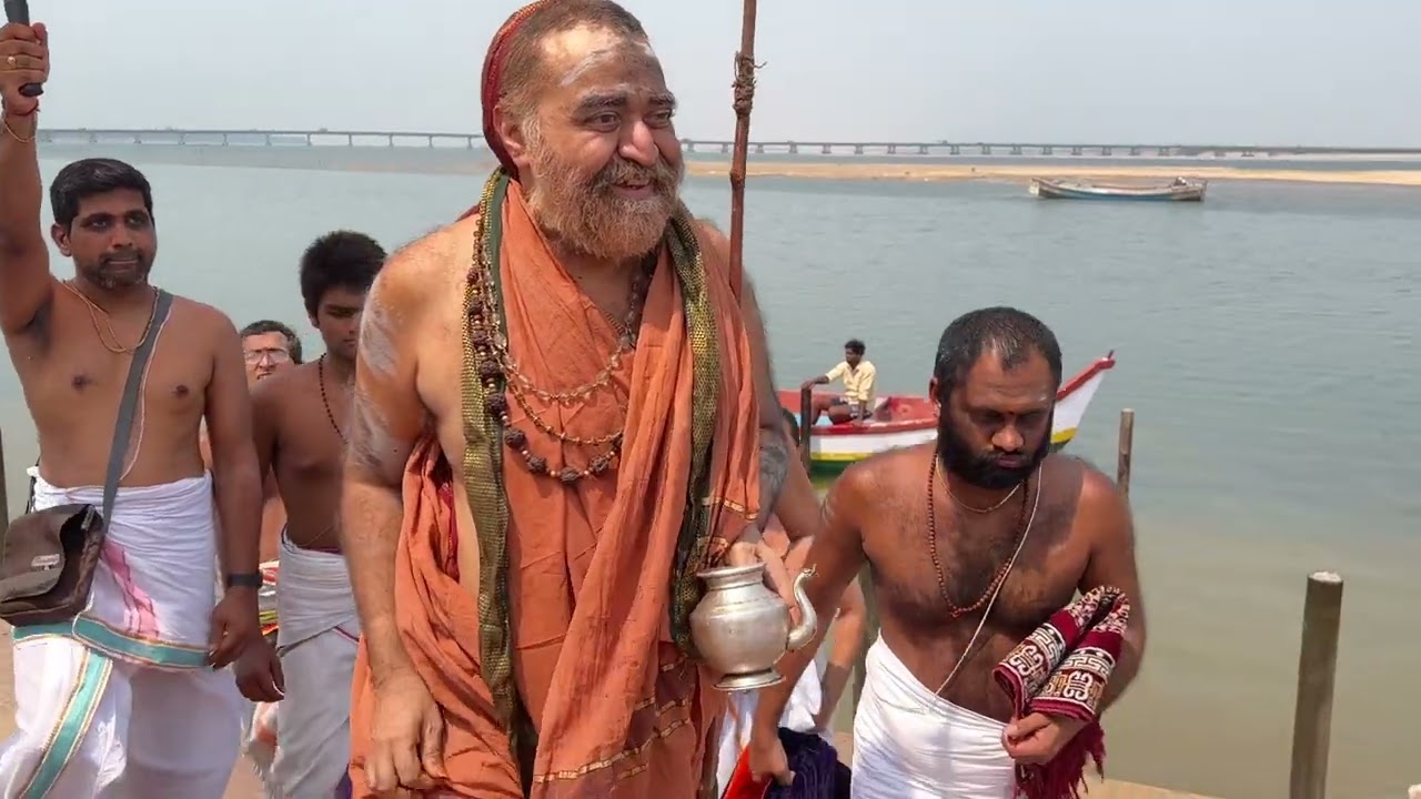 Jayendra Periava's 5th Aradhana 3-- Jagadguru's Godavari Snaanam
