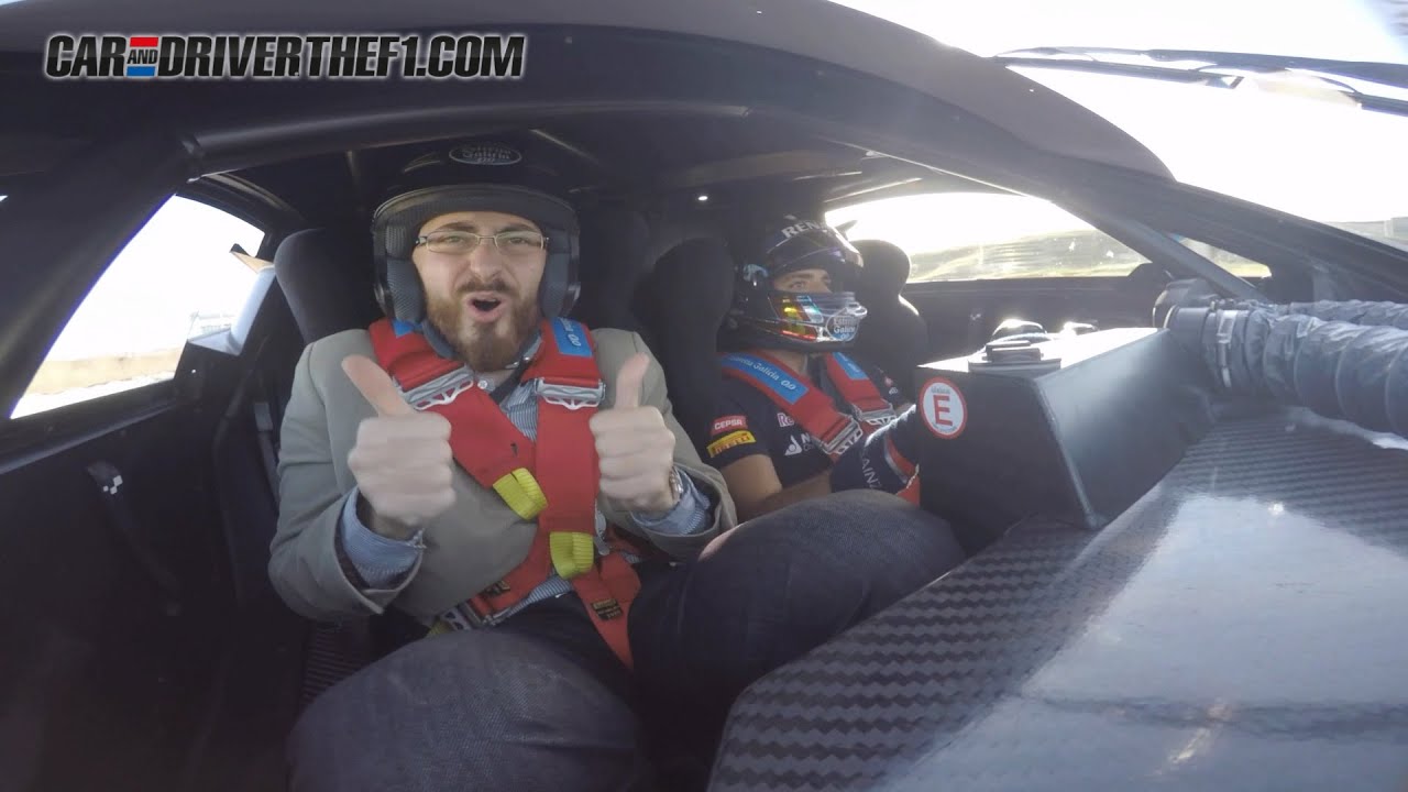 Carlos Sainz le da una vuelta rápida a Cristóbal Rosaleny con un Renault RS01 en el Jarama