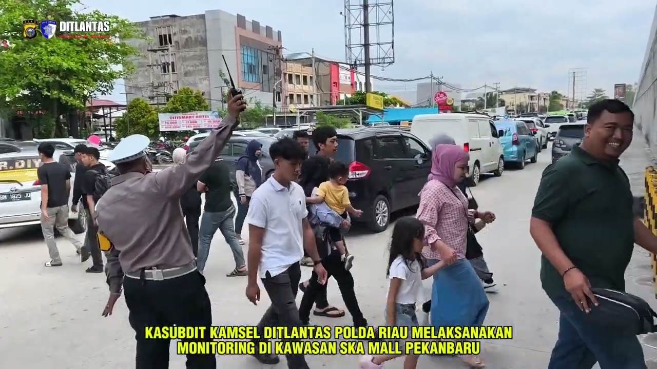PERSONEL DITLANTAS POLDA RIAU DAN TIM BERJIBAKU URAI KEPADATAN KENDARAAN
