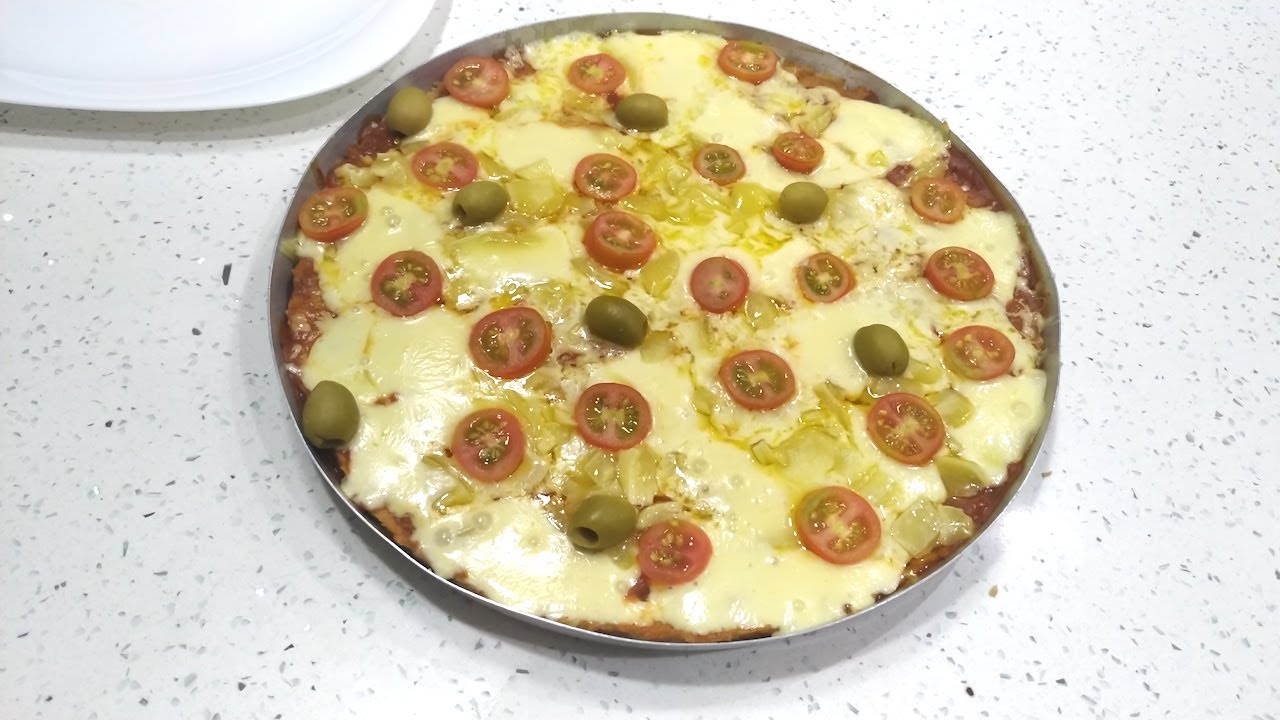 MASSA DE PIZZA COM PÃO AMANHECIDO - Só 2 ingredientes - a mais fácil e econômica de todos os tempos.