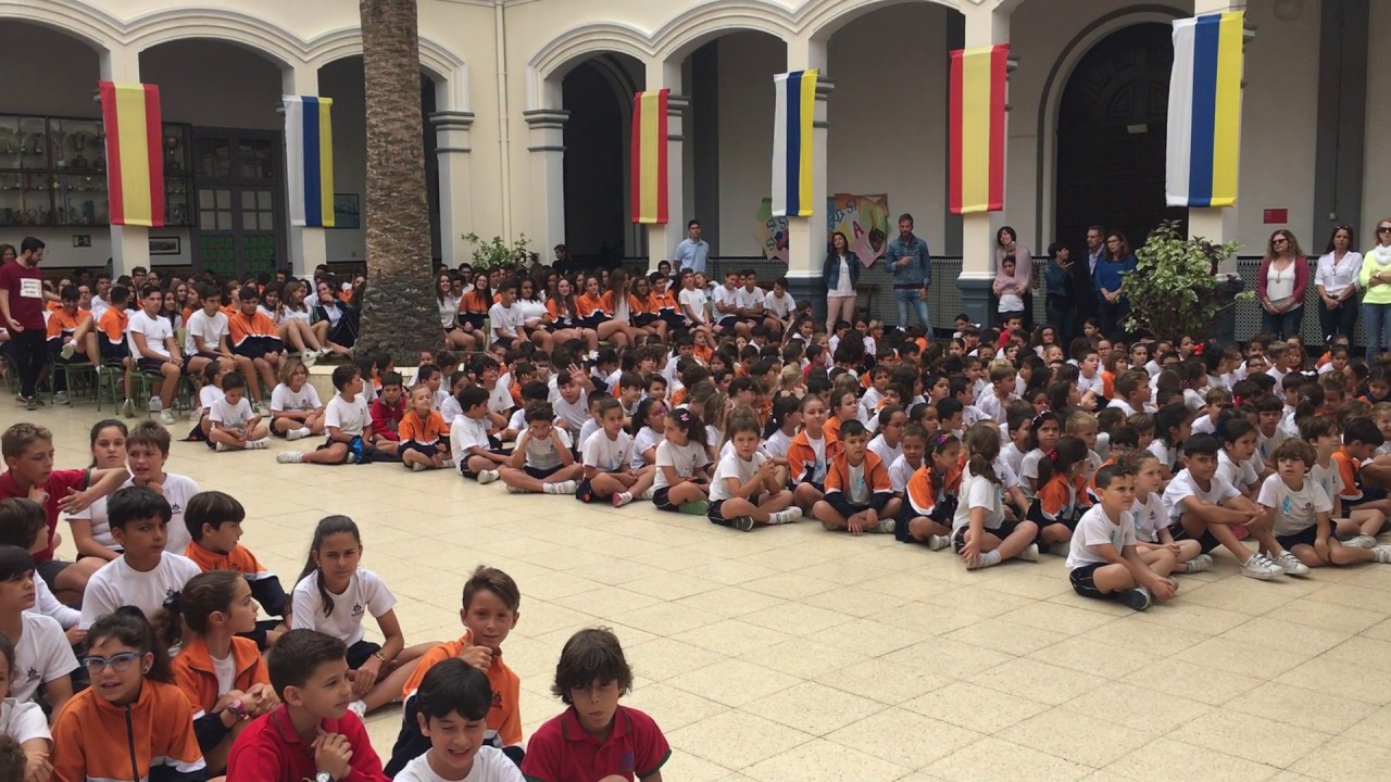 Rendidos a tus plantas por el alumnado del colegio junto al coro escolar