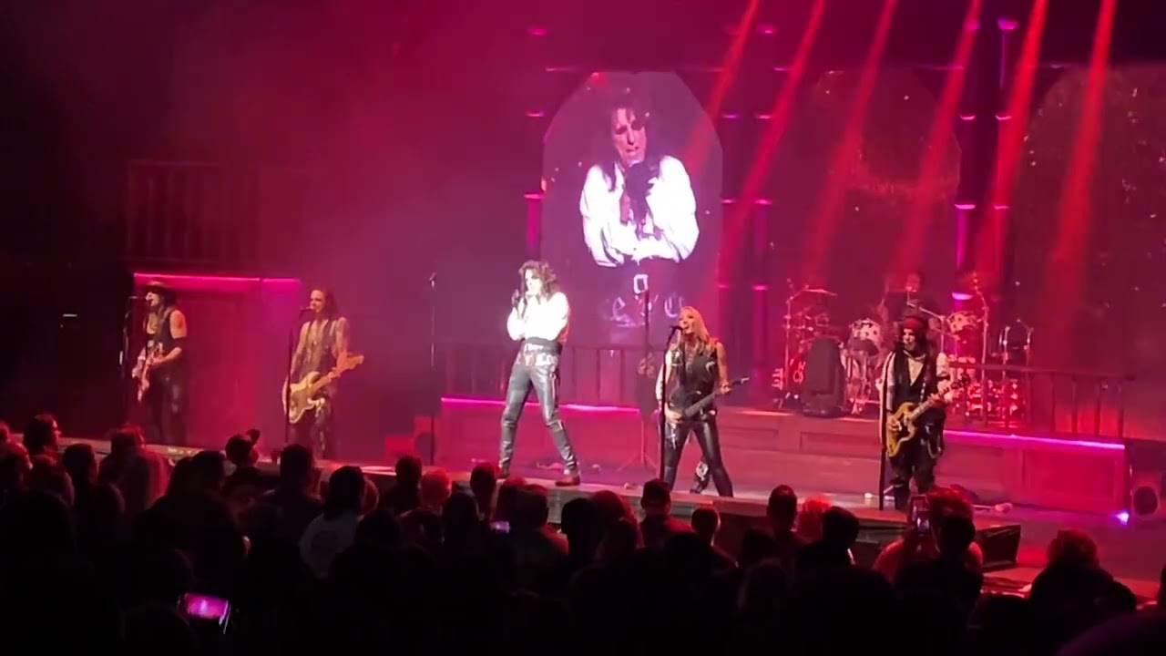 ALICE COOPER performs FALLEN IN LOVE live in Springfield, MO August 15, 2023 Juanita K. Hammons Hall