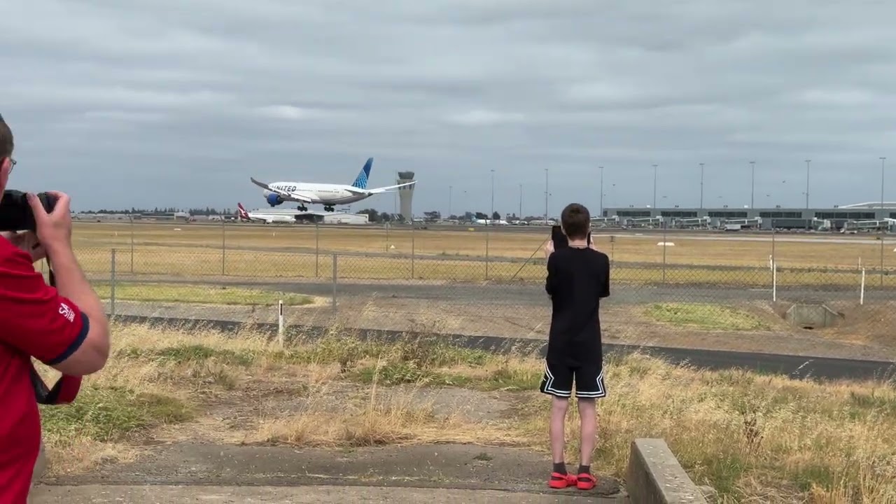Adelaide Airport & Marion Road Oval 21 January 2026   Gulfstream 650 N652BA & United 787 9 N29985