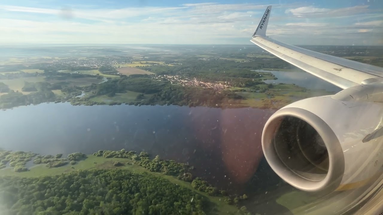 Ryanair 737-800 landing Nantes