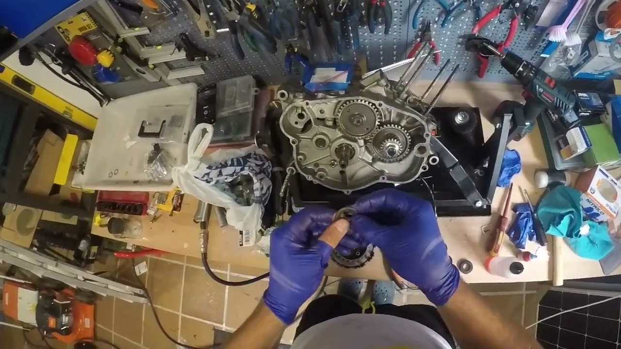 Montar la parte del embrague, eje de balance, piñones del cigüeñal y retén de motor AM6 | MIKIMOTOS