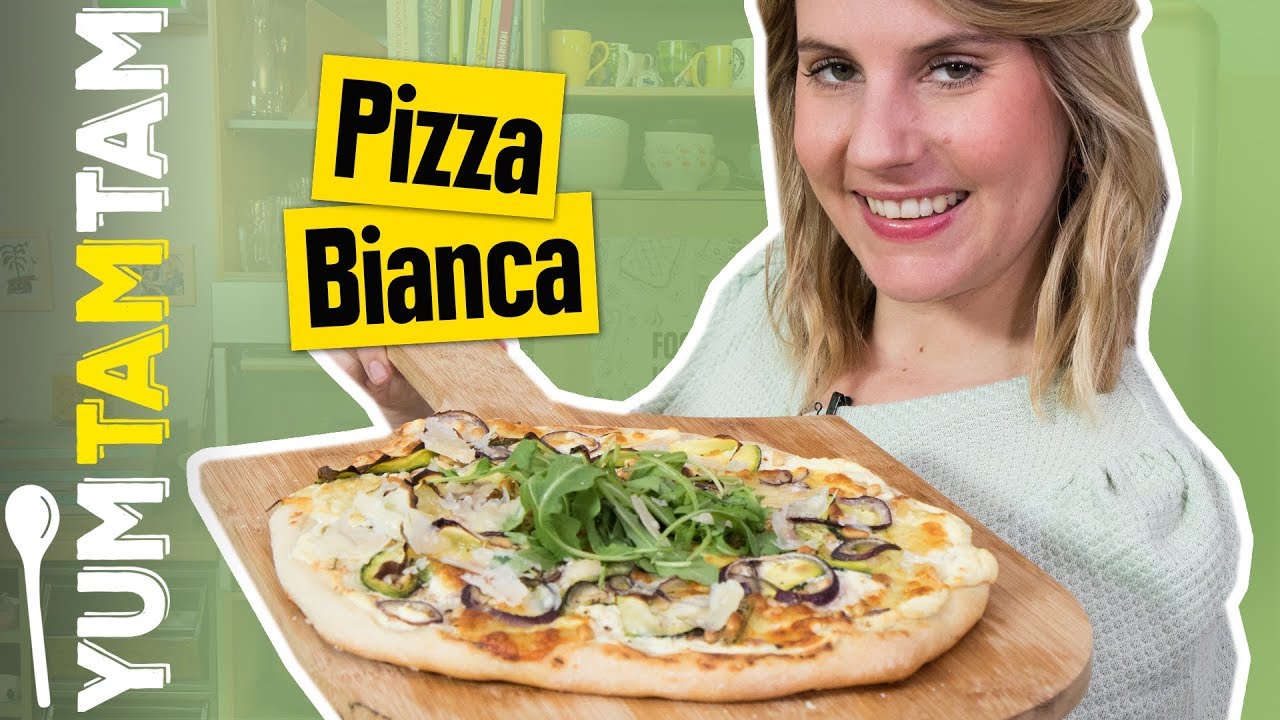 Pizza Bianca // Weiße Pizza mit Ricotta, Zucchini, Pinienkernen & Mozzarella // #yumtamtam