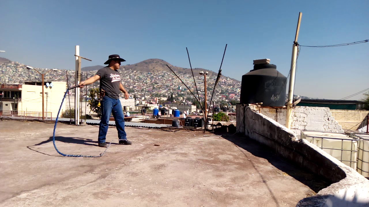 tronando l&aacute;tigos - Tirando objetivos con el latigo