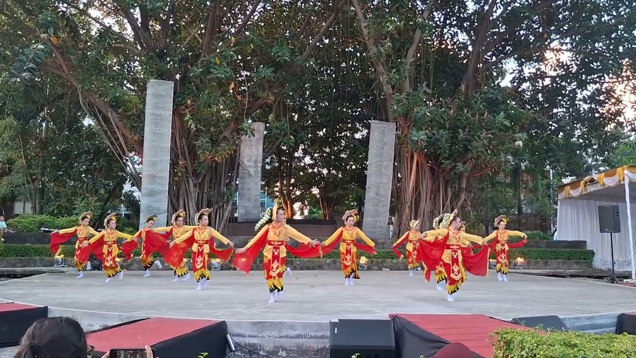 Hari Tari Dunia 2025 Tari Milu Sarju di Teater kapal ISI Surakarta