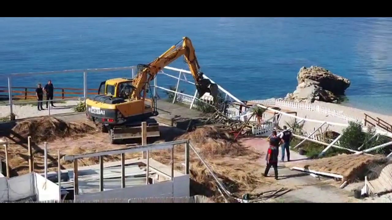 Aksioni i IKMT/ Prishet lokali i njohur në Vlorë; janë edhe 59 objekte të tjera që do shemben