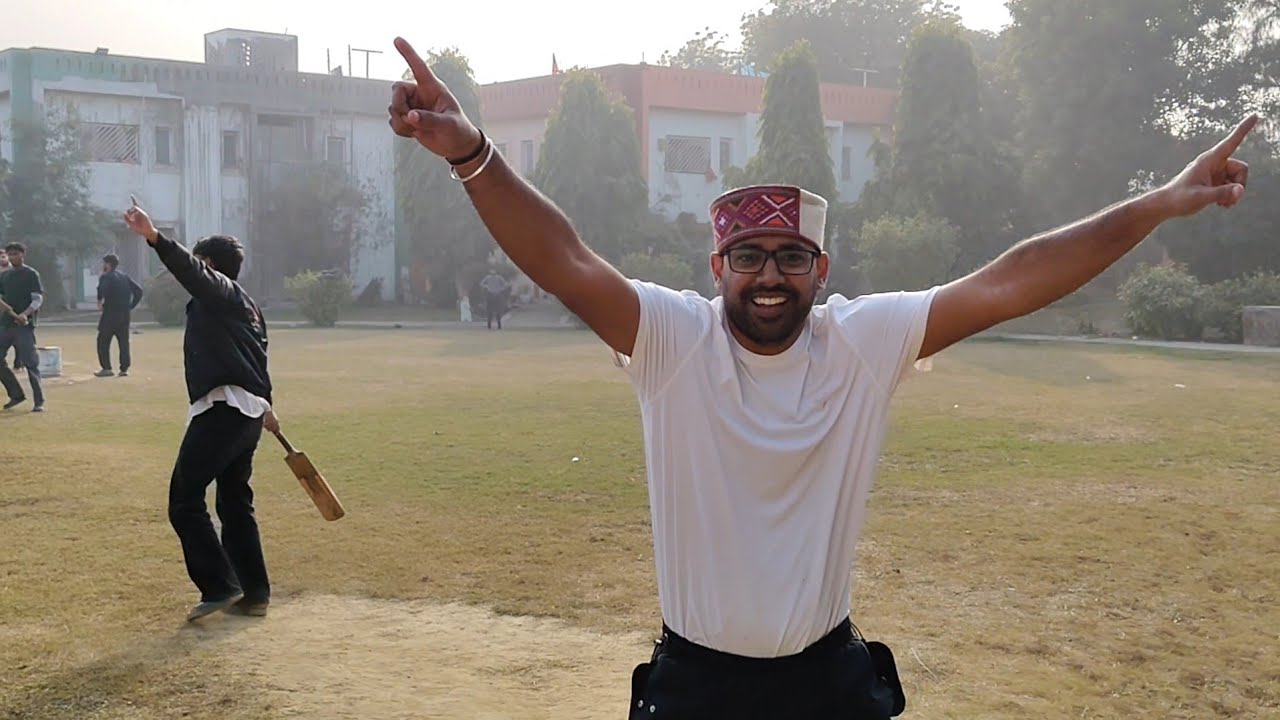 Gaon ke ladko ke beech hua cricket match 😄