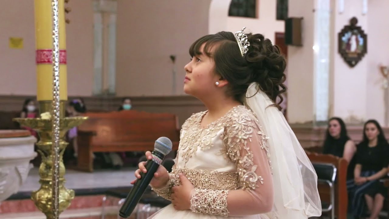 Yo cantando en mi primera comunión…