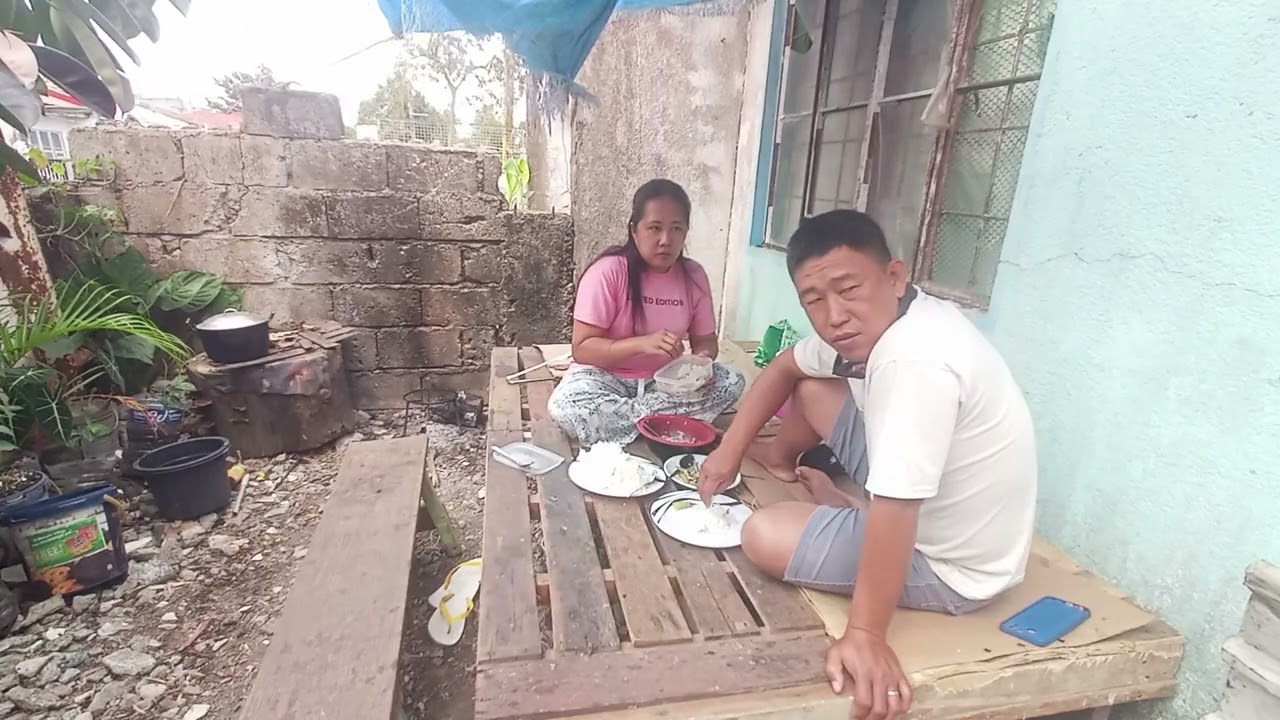 Masarap kumain pag  naka kamay. 