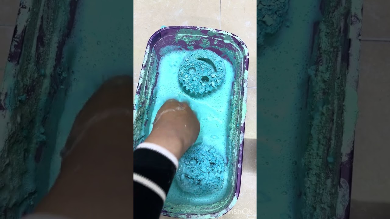 Mezcla haz azul y comet, con unas bolitas de lo mismo ya secas .