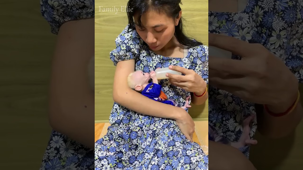 Baby Monkey&rsquo;s First Steps Holding Hands 🐒👣 | Cutest Walking Moment Ever