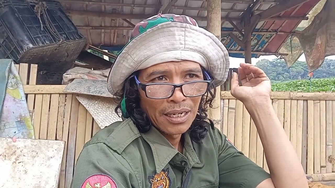 DEDE OKING Lagi Memilah Rongsok ekso 
