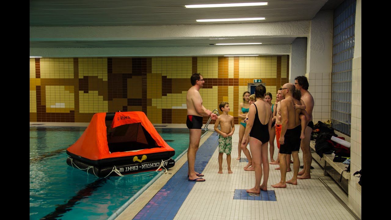 Mit der Rettungsweste ins Schwimmbad