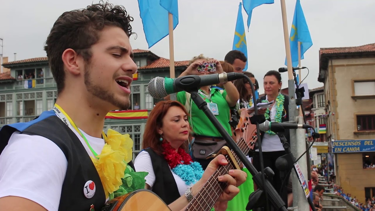 Oskar Proy singing Asturias Patria Querida in Spain at the 82 Descenco Internacional De Sella