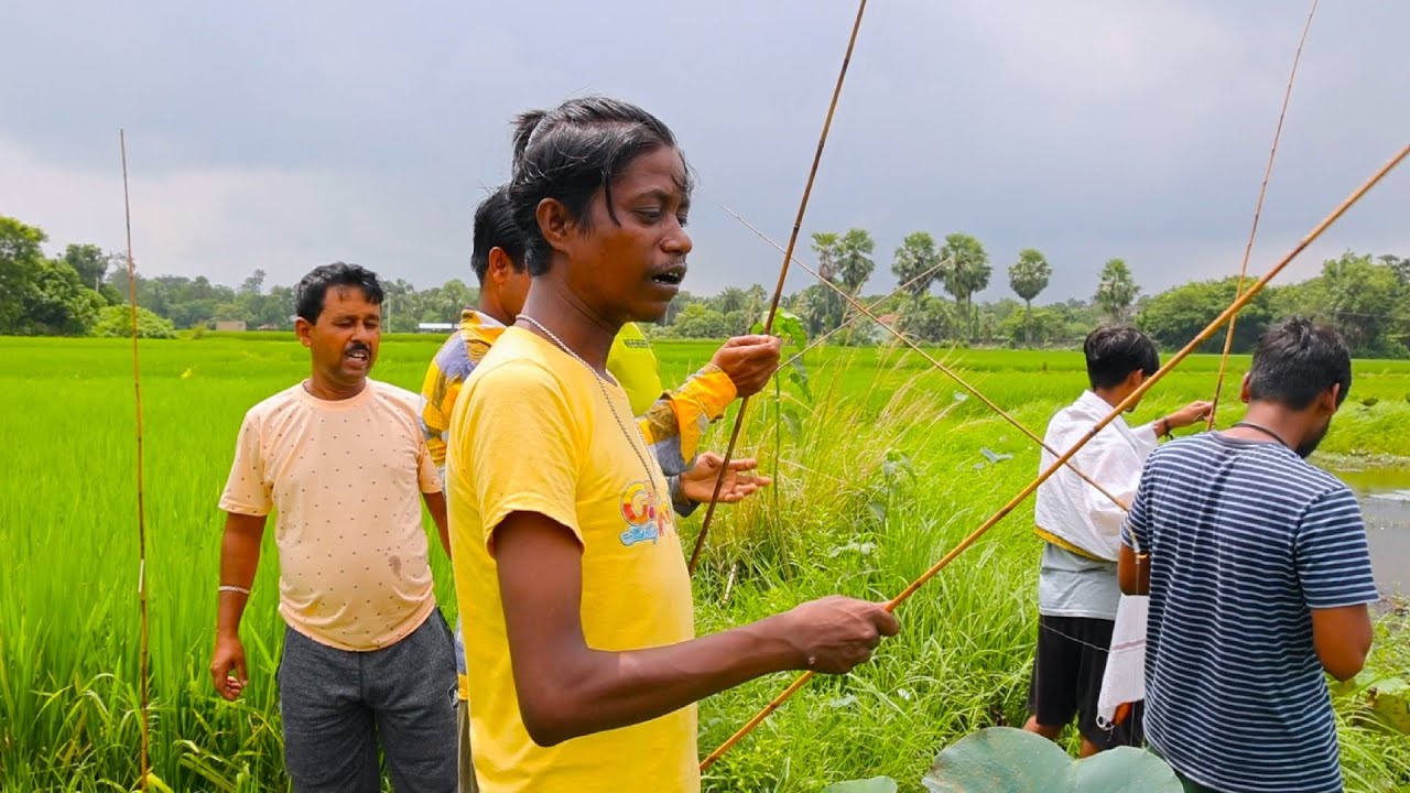 বর্ষায় পুকুর থেকে ছিপ দিয়ে ছোট ছোট কৈ মাছ ধরে ভাজা খাওয়া | village style hook fishing and cooking