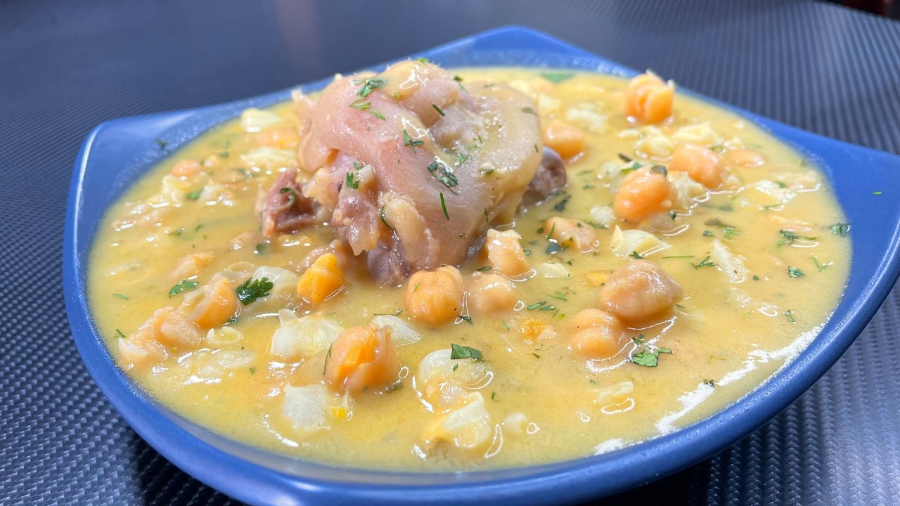 Cómo hacer Sopa de Patitas de Cerdo con Garbanzos | Receta Tradicional y Económica.