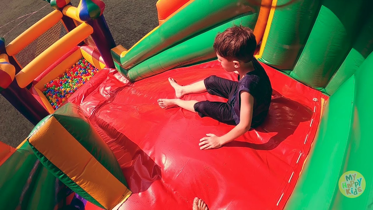TOBOG&Atilde; GRANDE COM PISCINA DE BOLINHAS