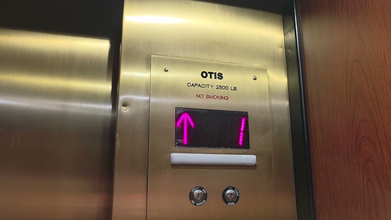 Лифт Otis HydroAccel в ресторане Mitsukoshi в японской части парка Epcot.