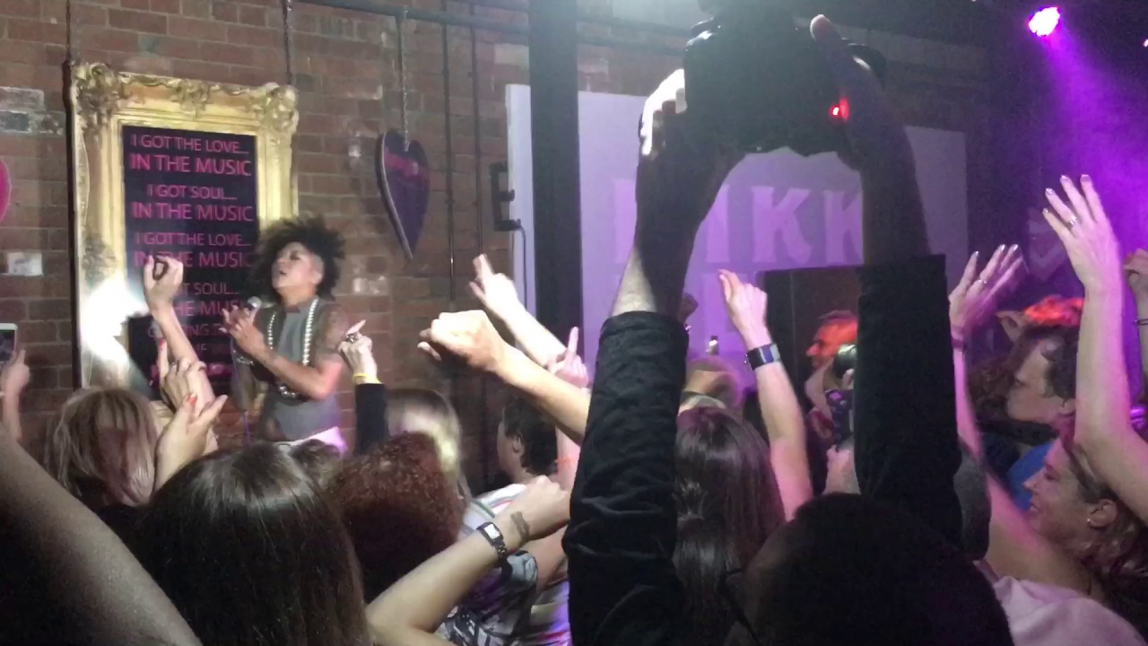 Nikki Belle singing Whelan & Di Scala ‎– Sunset To Sunrise LIVE at FunkyLove, Leeds - 10/6/17