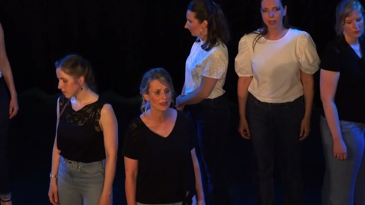Popkoor Koffer | Ze Huilt Maar Ze Lacht (Maan)