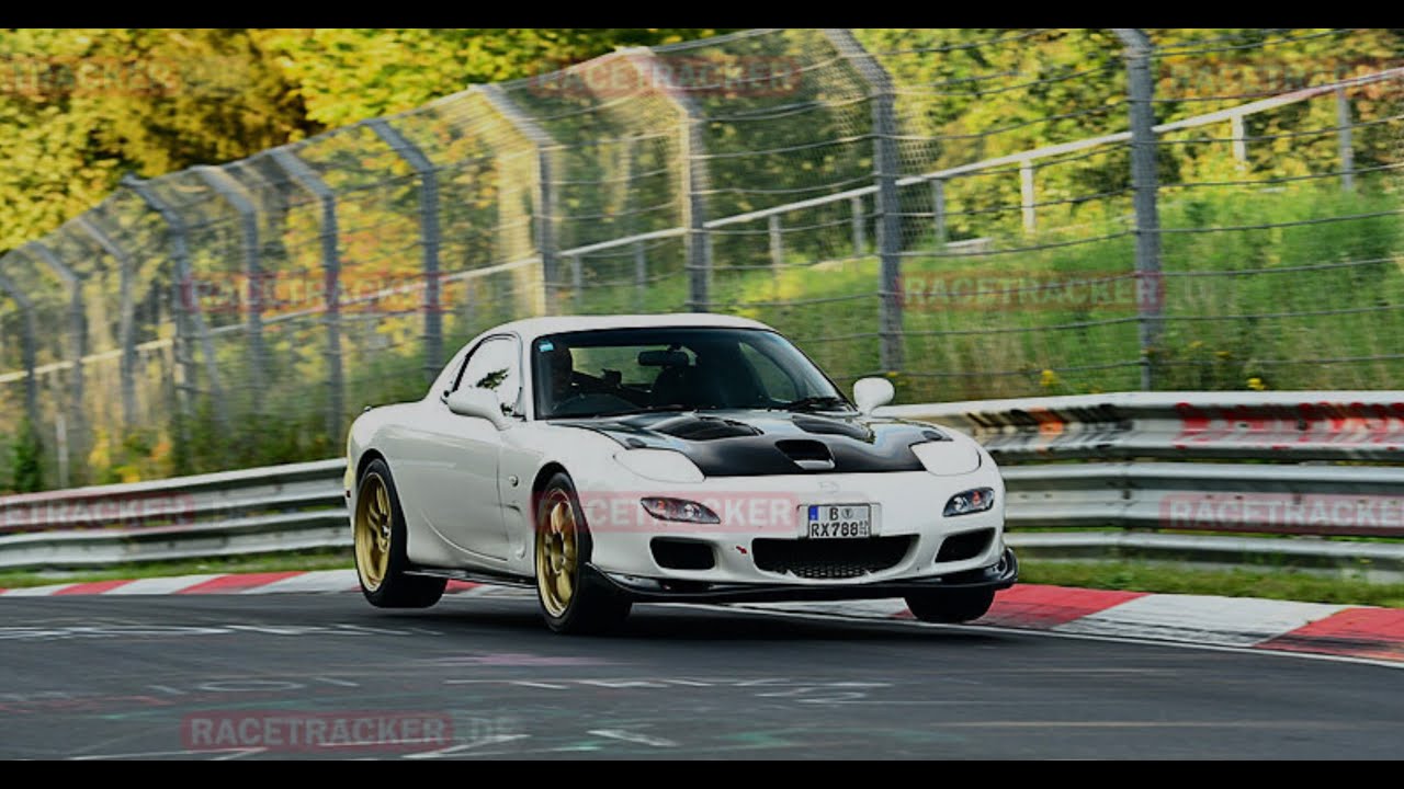 ニュルブルクリンクマツダＲＸ－７　ＦＤ３Ｓを運転する観光客