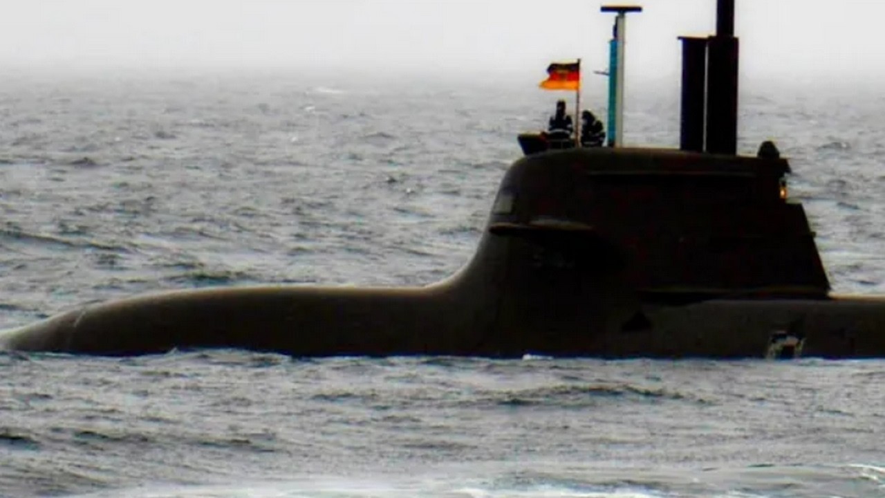 Бундесвер. Подводная лодка U-33 типа 212 ВМС Германии выходит в море.