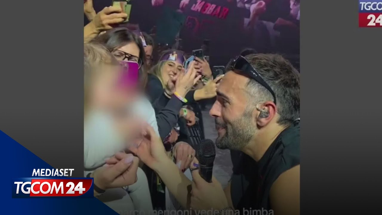 Mengoni in concerto a Eboli si commuove davanti a una piccola fan di soli 9 mesi