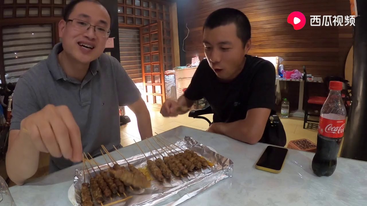骑行非洲77 两个四川人在非洲摩洛哥撸串，东北小烧烤走起来！