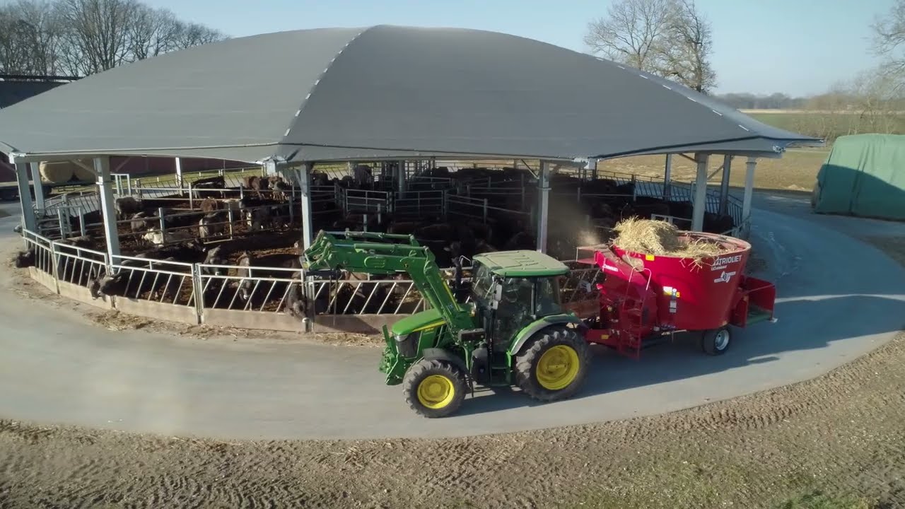 Arbeiten in einem Roundhouse Bullenmaststall